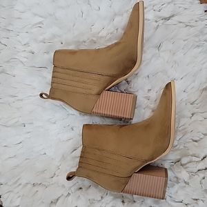NEW ZBY tan suede ankle boot stacked block heel stretch pull on tab Size 5 NEW…